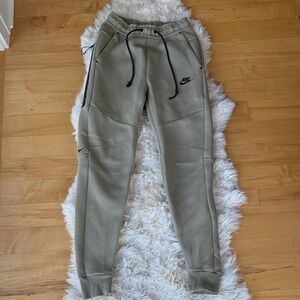 Nike Men’s Tech Olive Jogger Pants, size XS